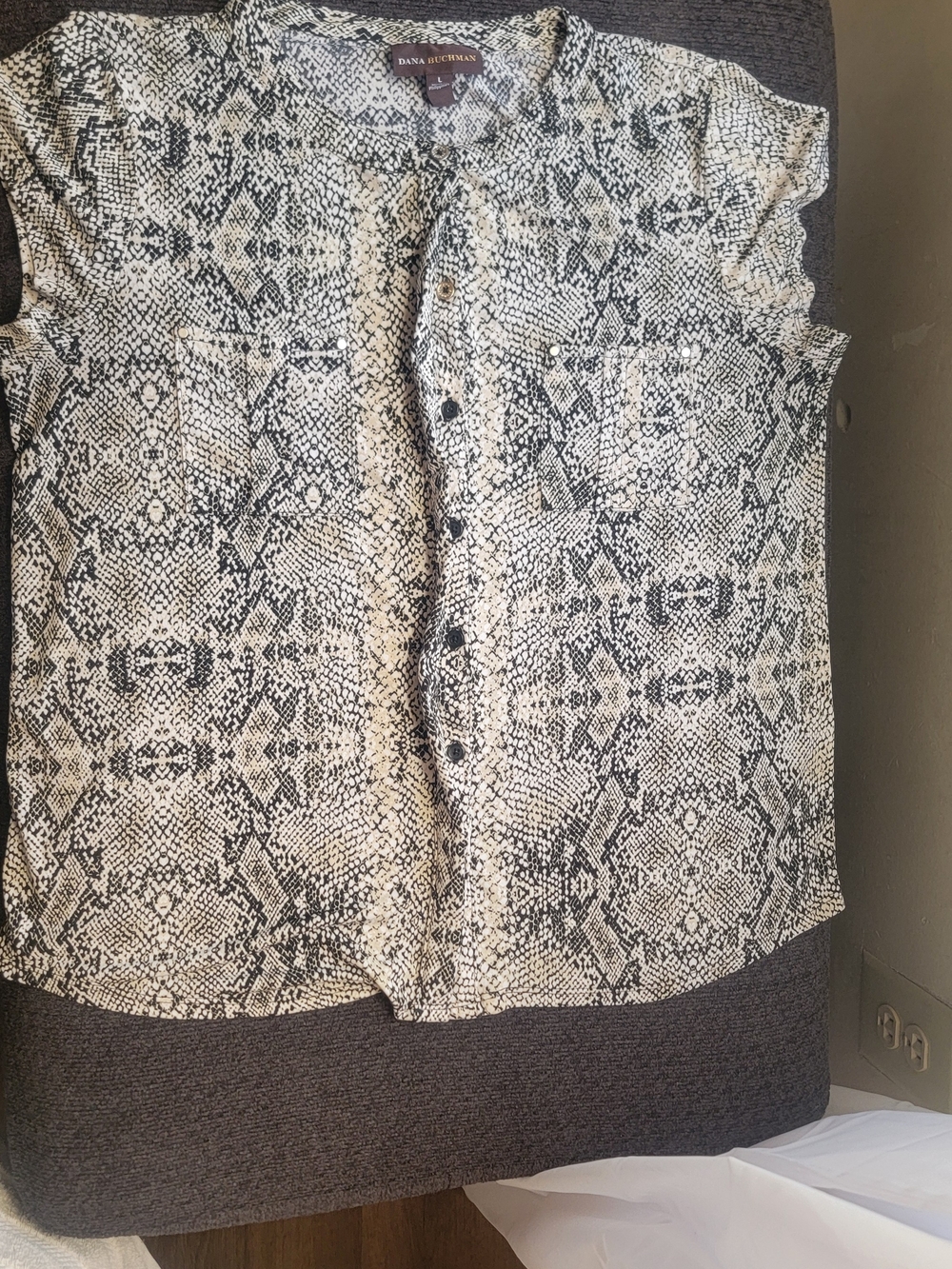 Dana Buchman Women's Animal Print Button Down Size Large